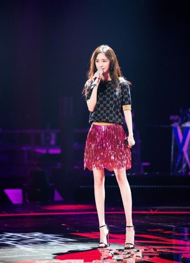 杨幂身穿亮片流苏裙美到犯规!网友:实力演绎“腿玩年”!