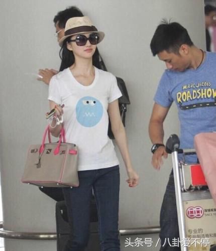 景甜街拍越来越看不懂了！运动服加羽绒包，以前的标配是爱马仕！