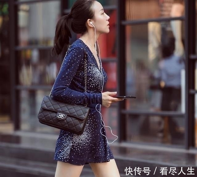 凹凸■灰色紧身T搭配白色裤子,小姐姐的身材凹凸有致,街拍:大墨镜