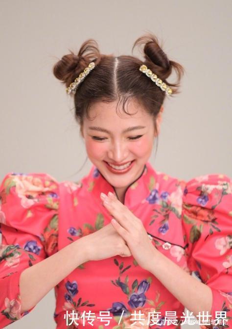 双丸子头@小水真的长大了!改良旗袍配“哪吒头”庆新年,神似中国瓷娃娃