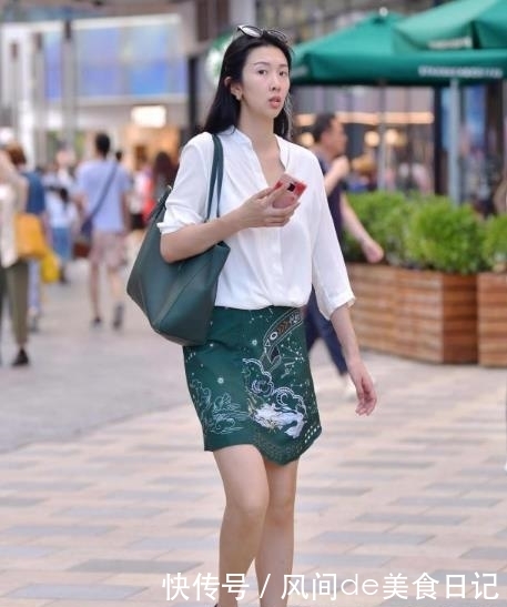 『美女』街拍美女:紧身牛仔裙,时尚优美,凸显小姐姐的超模气质!