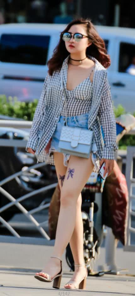 气质小姐姐性感格子抹胸秀出丰满上围，网友：鼻子怎么流血了