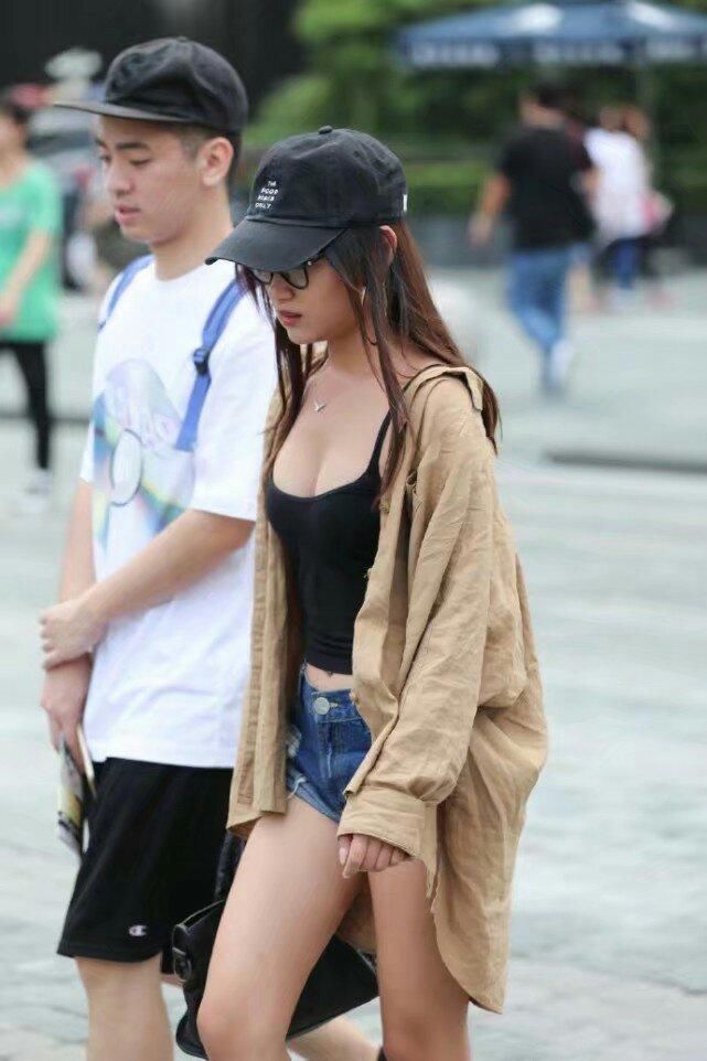 街拍:炎炎夏日的街头靓女，身材火辣让人羡慕不已