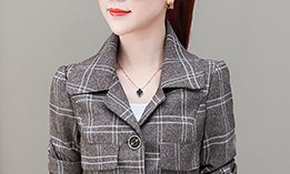 43岁老婆真的会打扮，中秋节出游，穿上时髦套装，把我都美醉了