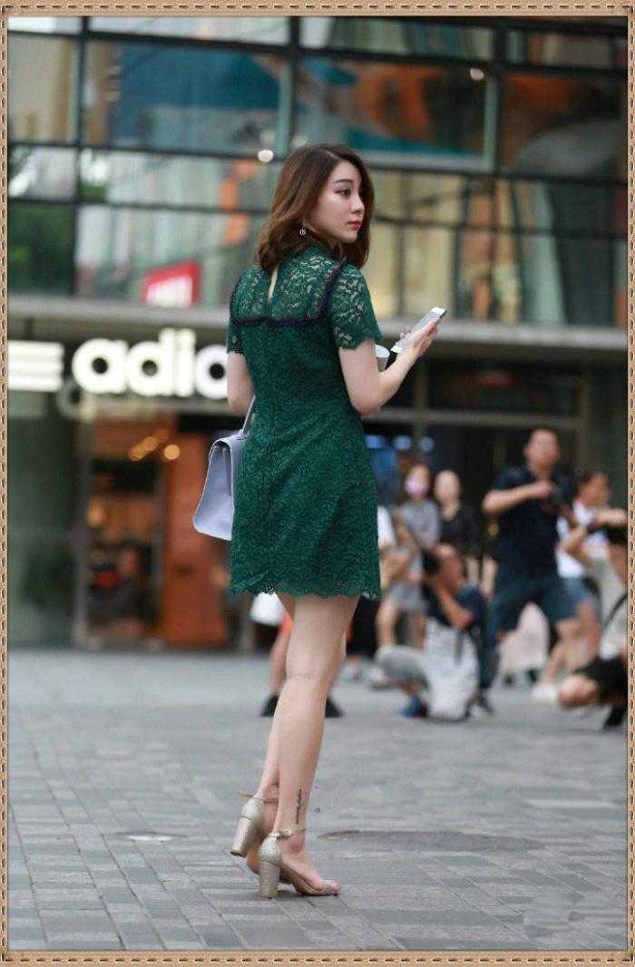  发福|街拍：这种发福的身材，穿深绿色短裙很老气，像个老太太一样吧？