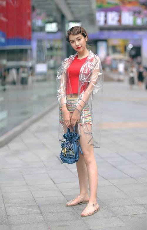 街拍；小姐姐穿“透明装”上街，很前卫的装扮，果然很有杀伤力！