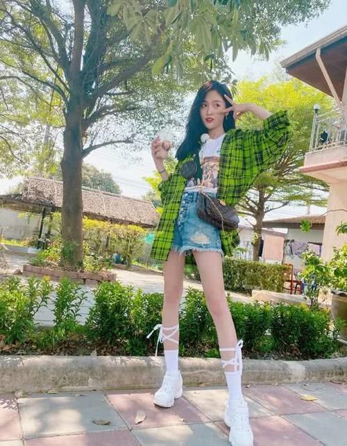  「会让人觉得比较」吴宣仪真是少女感十足！穿紫色衬衫搭配百褶裙，看上去学院风满满
