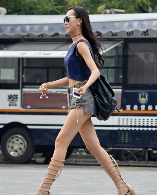  [显得]路人街拍，小姐姐搭配丝绒的半身黑裙，显得很有气势