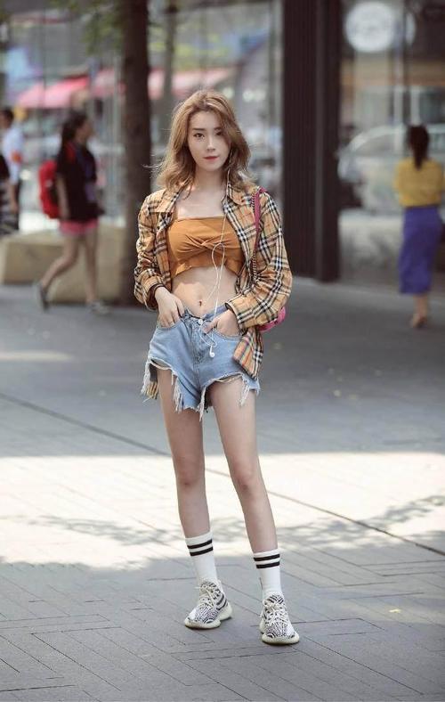 街拍:美女拥有模特的身材姣好的容貌,还有一双大长腿,让人着迷