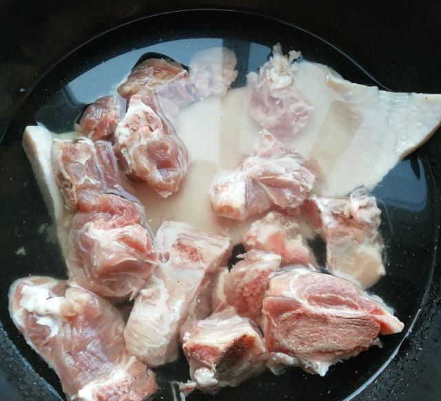 [鲜香]骨头萝卜粉丝汤，鲜香入味，令人大快朵颐