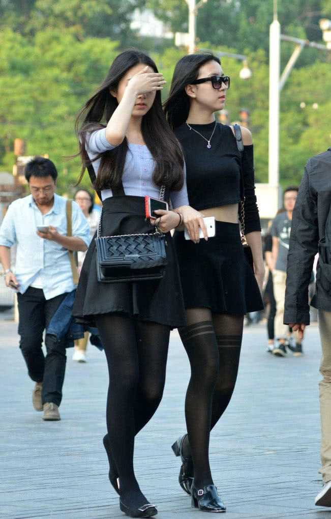 性感姐妹花四条白皙美腿裹上黑丝十分性感，特别的丝袜特别有看点