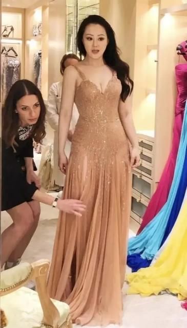  「脚上搭配一」章小蕙才是真正“阔太”，穿黑色镂空连衣裙配渔网鞋，气质好出众