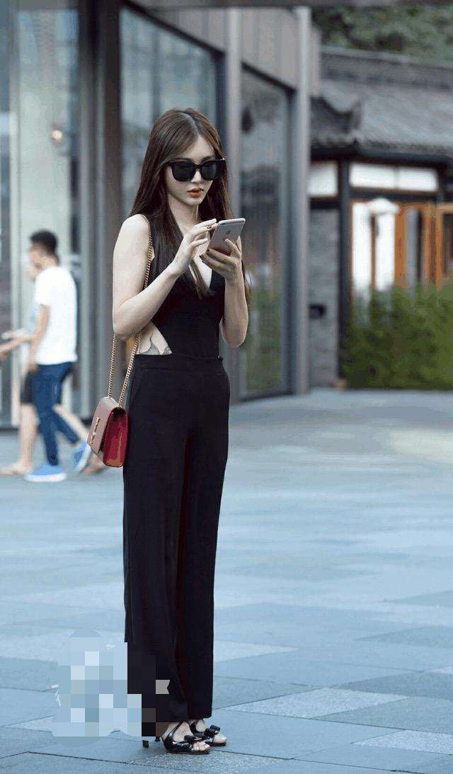 街拍：好身材还穿连体衣，小姐姐的纹身就我注意到?