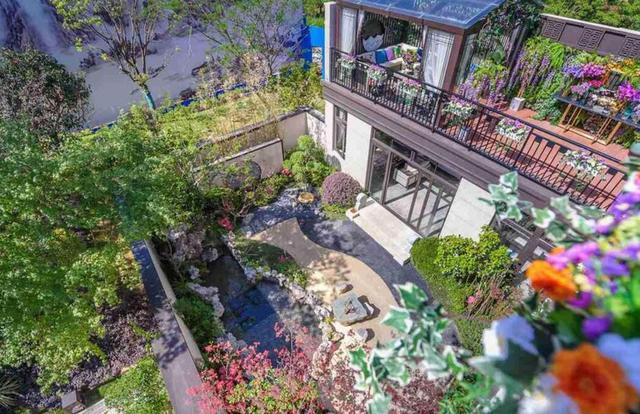 杨丽萍私家花园曝光，依山傍水鸟语花香，网友：简直人间仙境