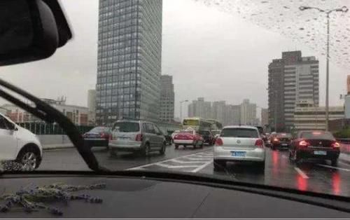 「天开」暴雨天开双闪算违章吗？交警：根本不懂开车，扣了分还不知道