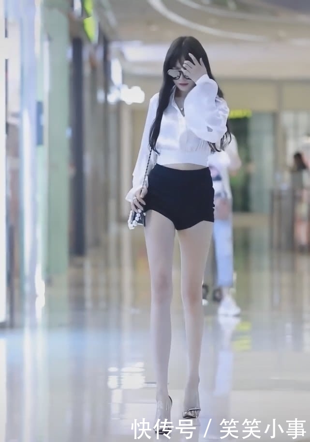  [美女]美女只因踩了双“凉皮鞋”，时髦高级，还凹出1米2“仙鹤腿”