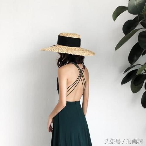 露背连衣裙,性感一点才吸睛