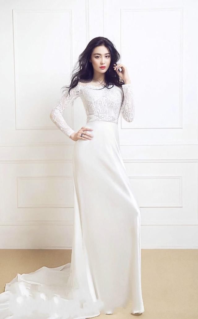 一直以为赵丽颖的腰已经够细了，直到看到张馨予，网友：是真的美