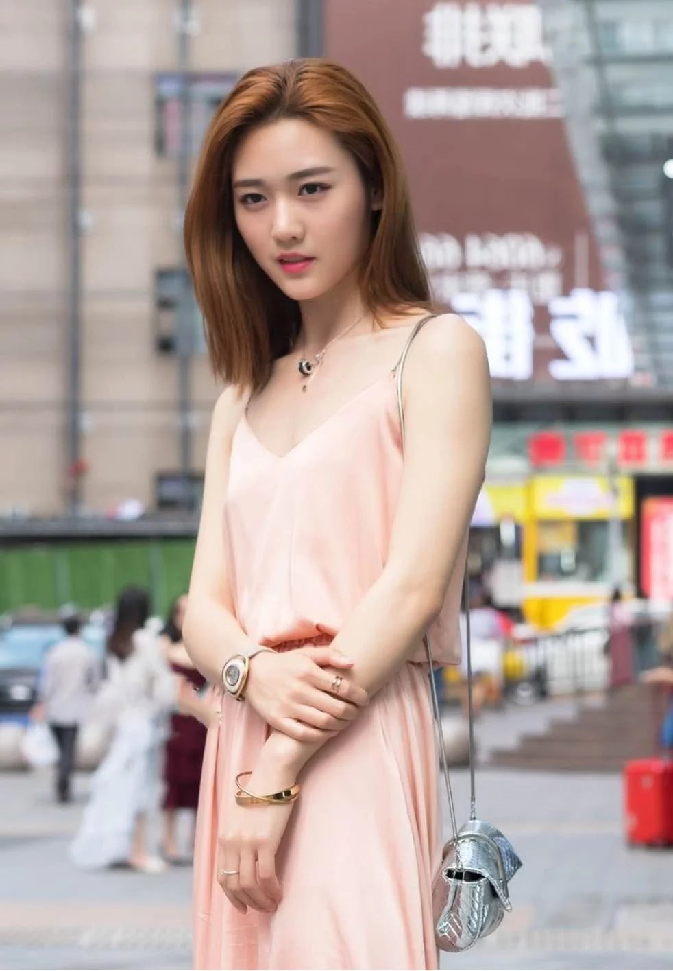 娇美的吊带裙御姐,长相甜美,皮肤白皙,走路的样子很霸道