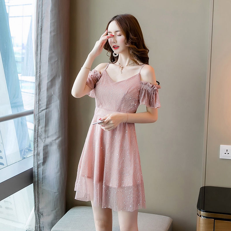 姐姐的连衣裙穿的好漂亮,你看看下图,比夜店的还性感洋气