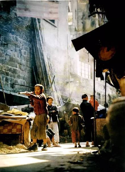 他是东方街头摄影大师，记录了50年前的香港街头