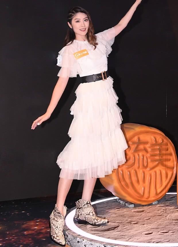 陈慧琳的穿搭真有趣，穿一件甜美的裙子，搭配的是“蟒蛇鞋”！