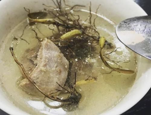  『种植物』岩石上，1种杂草“很独特”，其实珍贵，拔1棵少1棵，要保护！