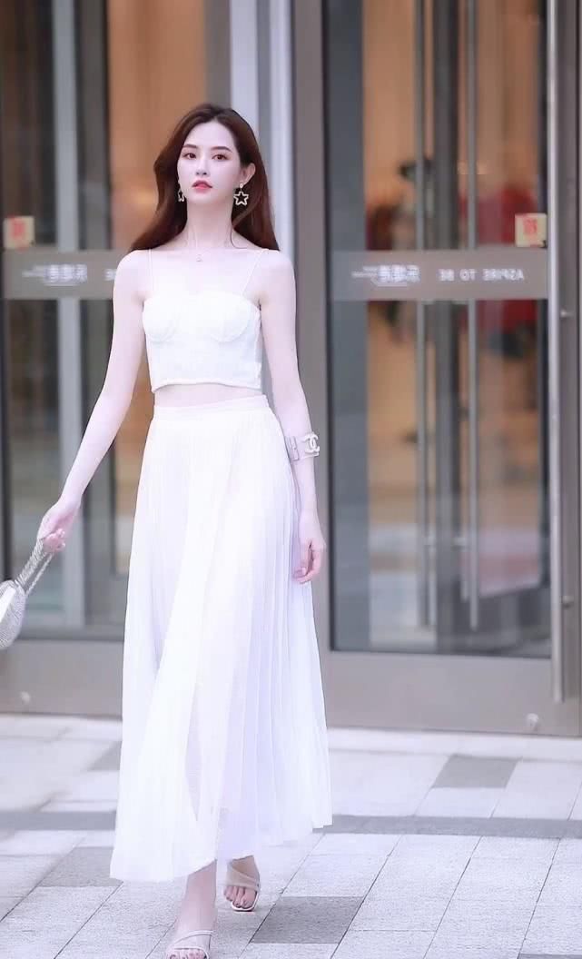  整体风格|一身白色长裙，有一种不食烟火之美