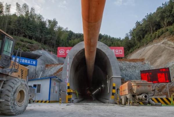  我国@途经长沙，设8站，我国这条在建的最长铁路10月通车