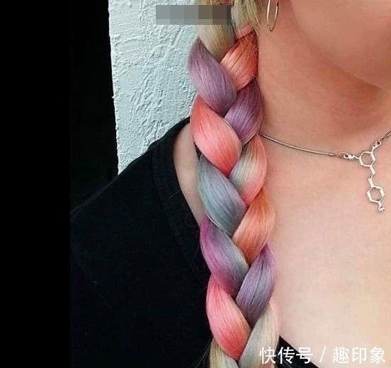  「居然」她一辈子没剪过头发，一直染发，解开头发后居然变成了这样