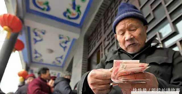 为什么很多老人养老金一到账，就立马去银行取走！