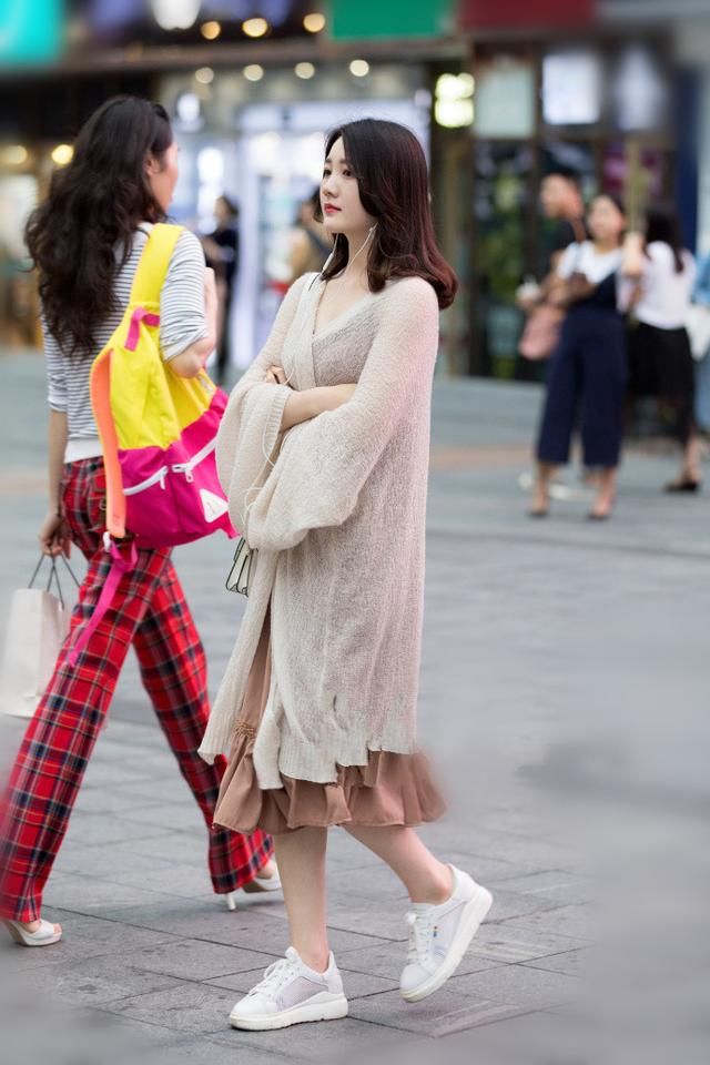 路人街拍，街头的女孩个个穿着时尚，你觉得哪个最时尚?