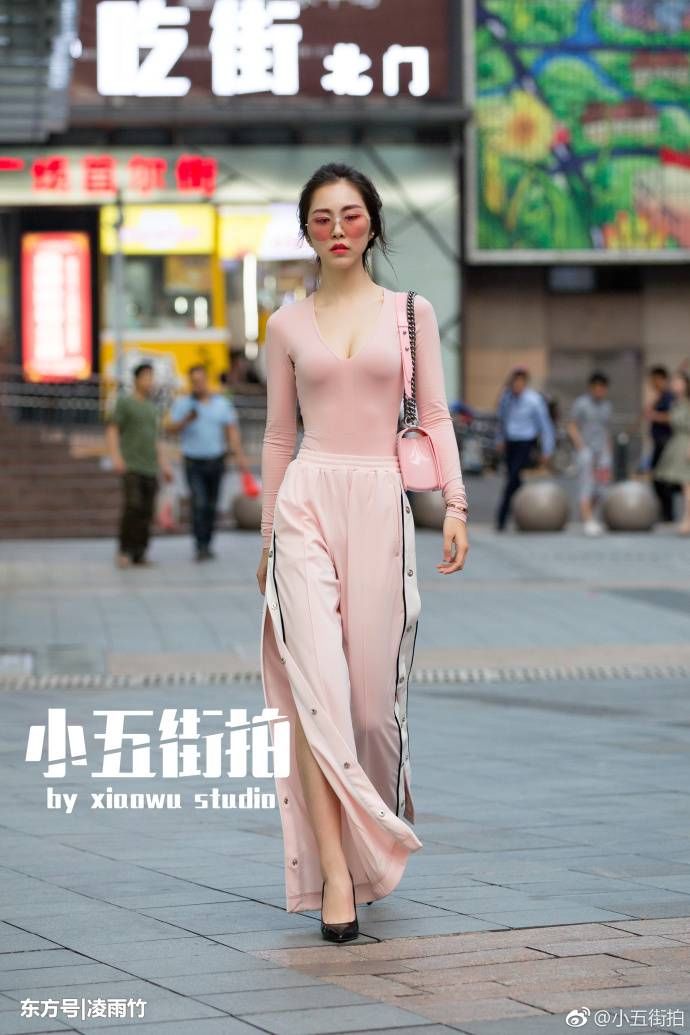 重庆街拍，好身材配上简单的净色吊带连衣裙也是好看的