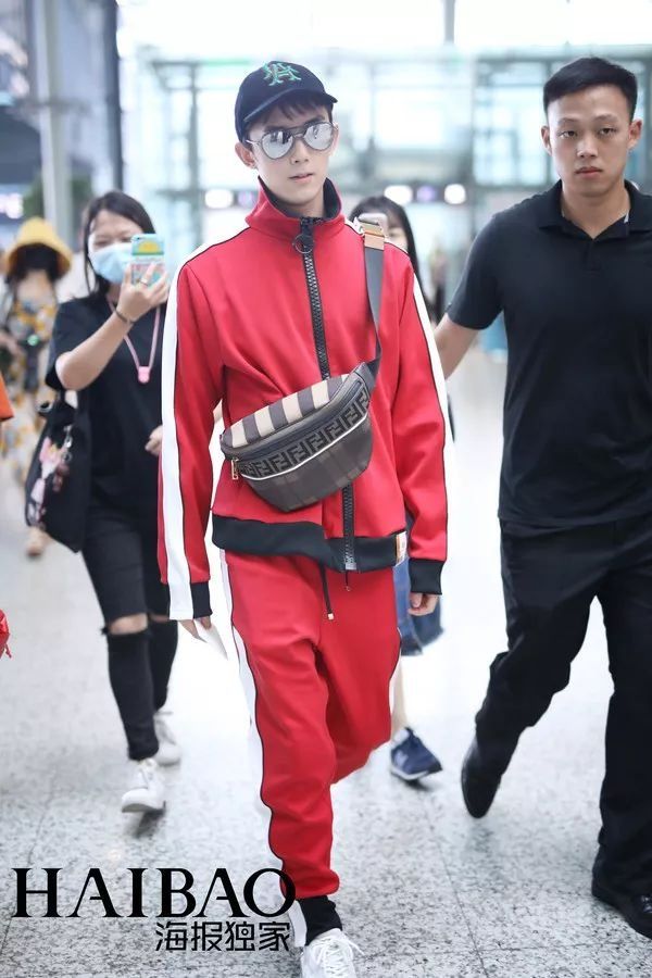 李小璐高调复出靠母女装扮嫩?刘雯一裤两穿太会搭…【海报街拍】