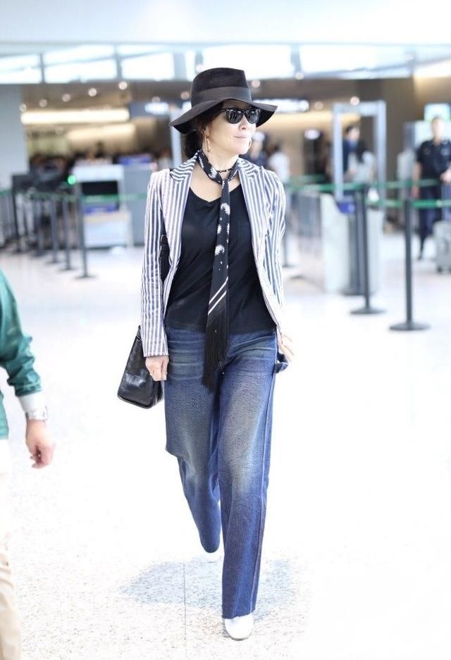 52岁刘嘉玲真任性,没涂口红就出门了,却被大鼻孔成功抢镜!