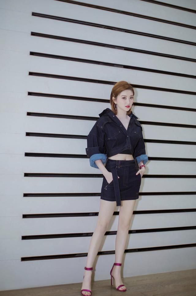 都认为超模的腿已经够长，看到景甜穿超短裙后，都沉默了!