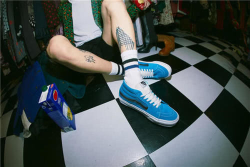  时髦：时髦VANS鞋款，丰富的层次感彰显文艺范，让你大玩运动复古风