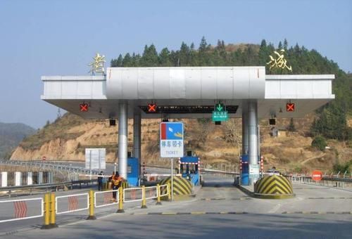  「收费员」高速收费站的收费员在哪儿上厕所？原来在这个地方