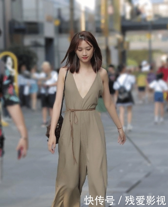 勇敢:少女明明身材不咋地,却勇敢挑战“吊带裙子”,转过身来更是惊艳!