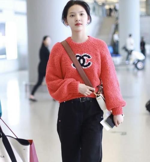  『针织』美女时尚街拍：皮肤白皙的美女，一件红色针织上衣配黑色休闲裤，青春靓丽