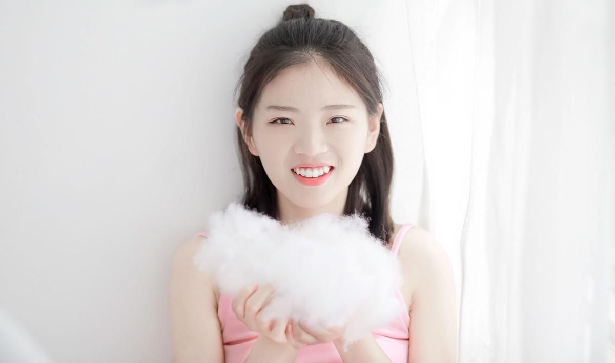 极品吊带美女丰腴曲线性感私房写真