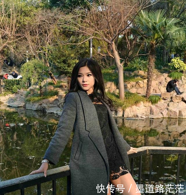 摄影美图黑色蕾丝连衣裙搭配黑色高跟鞋,做最具神秘感的时尚女王