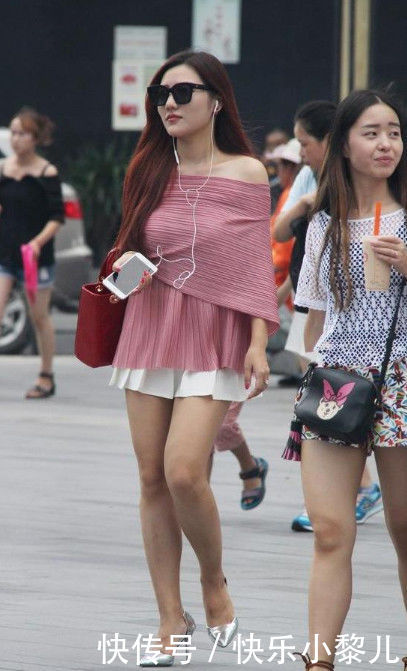 # 姐姐#迷人性感的小姐姐，展现出年轻时尚的品味，街拍