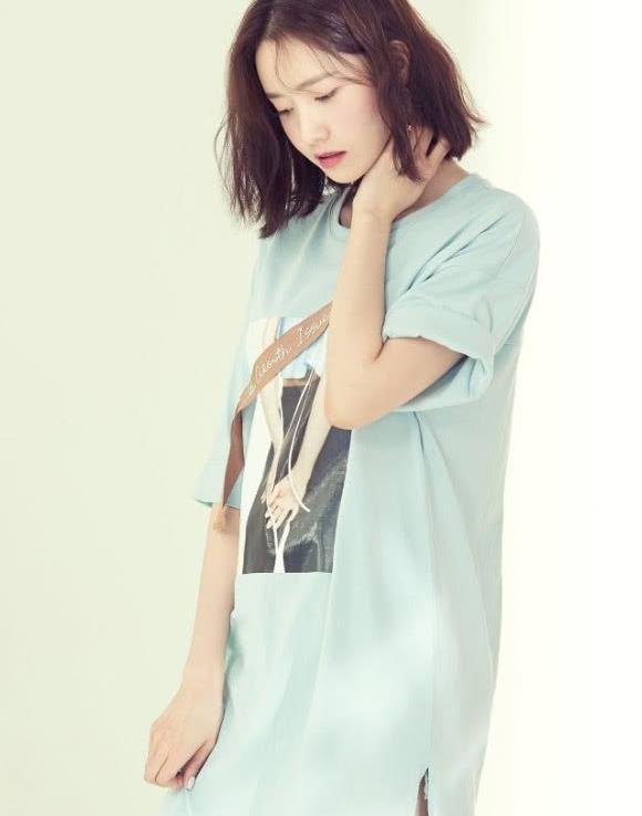 林允儿咋这样啊，裙子破了，内衬的薄纱都跑出来了，也不理一下！