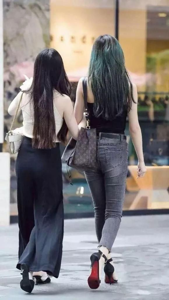 街拍:两个逛街的美女，随便一个都是超模的身材