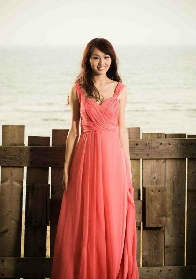 唐嫣的撩人身材照，图1优雅迷人，图6让我不舍得翻页