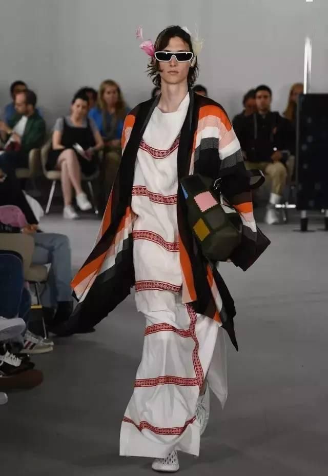  『新装』LOEWE是如何做到＂独树一帜“的？来看看它的20春夏新装!