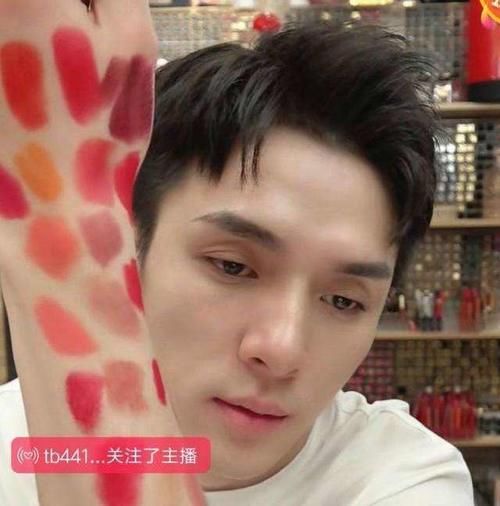  「网红」李佳琦直播又翻车？给口红试色后直言：保持理智，不要购买