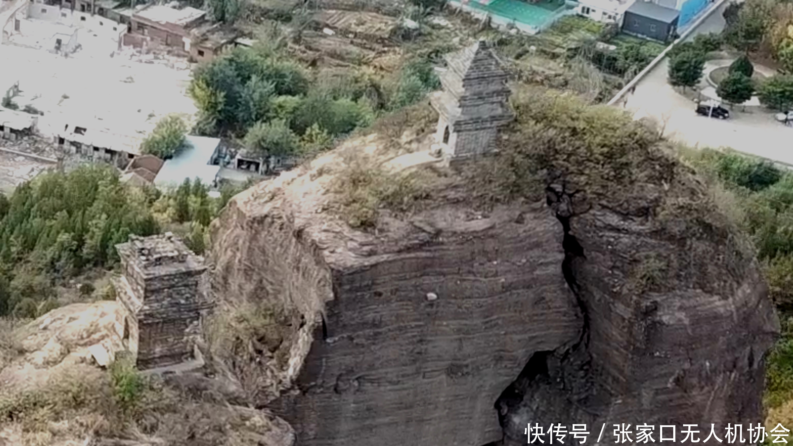 无人机航拍承德神奇的双塔山