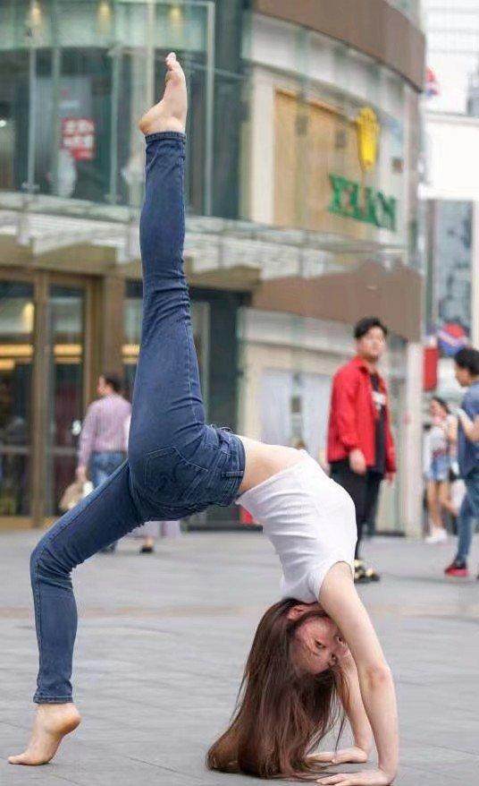 街拍: 紧身牛仔小姐姐街头练瑜伽, 玩高难度动作, 让路人都看呆了